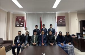 Yudisium Fakultas Ekonomi dan Manajemen UNIDA Gontor ke-44 di Gedung Terpadu, menampilkan calon wisudawan dan pemberian penghargaan.