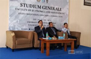 Pembukaan OSPEK FEM UNIDA Gontor oleh Dekan di Gedung Sirah