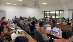 “Tiga mahasiswi HI UNIDA Gontor magang di Kemenlu RI (BSKLN) terlibat analisis isu global dan penyusunan policy brief ‘Pariwisata Ramah Muslim’.”