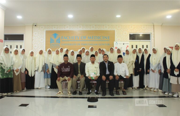 Kunjungan Al-Ustadz Ayahman Luqmanulhakim ke Fakultas Kedokteran UNIDA Gontor, memberikan motivasi kepada mahasiswa
