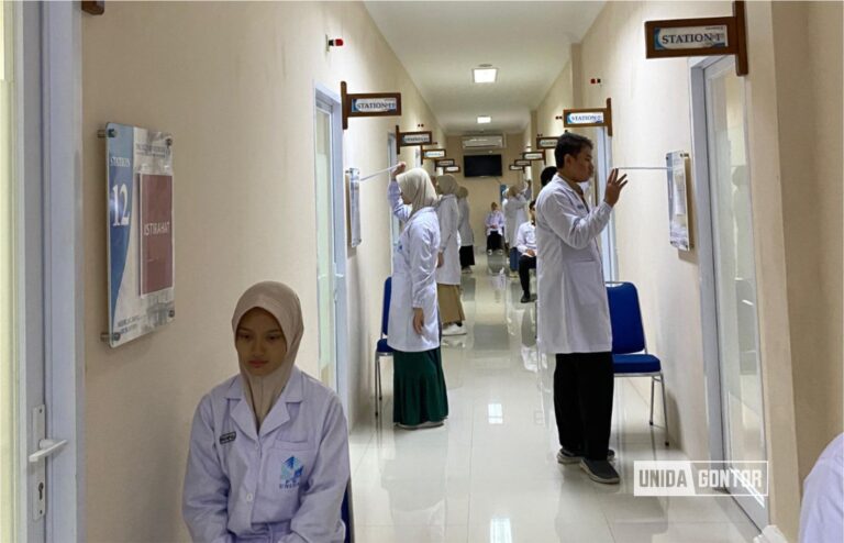 Mahasiswa FK UNIDA Gontor mengikuti ujian OSCE Semester 1 di laboratorium keterampilan medik.