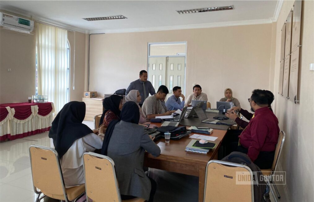 Mahasiswa FK UNIDA Gontor mengikuti ujian OSCE Semester 1 di laboratorium keterampilan medik.