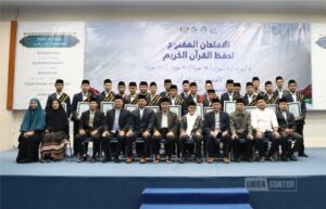 Mahasiswa FK UNIDA Gontor Refah Asy Syahmil mengikuti Ujian Terbuka Hafalan 30 Juz Al-Qur’an.
