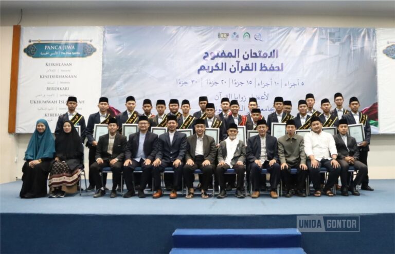 Mahasiswa FK UNIDA Gontor Refah Asy Syahmil mengikuti Ujian Terbuka Hafalan 30 Juz Al-Qur’an.