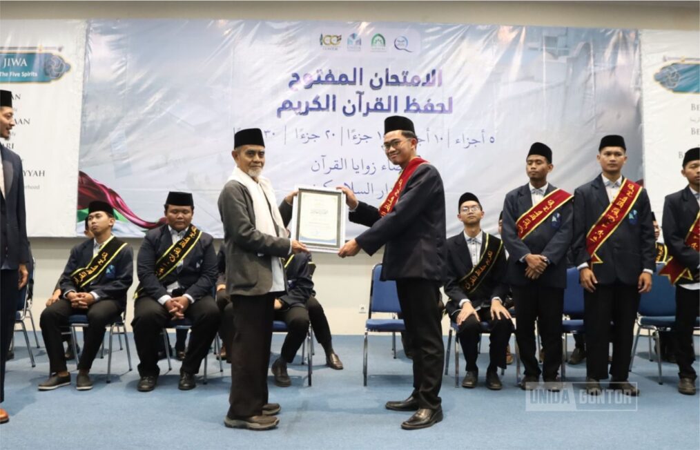 Mahasiswa FK UNIDA Gontor Refah Asy Syahmil mengikuti Ujian Terbuka Hafalan 30 Juz Al-Qur’an.