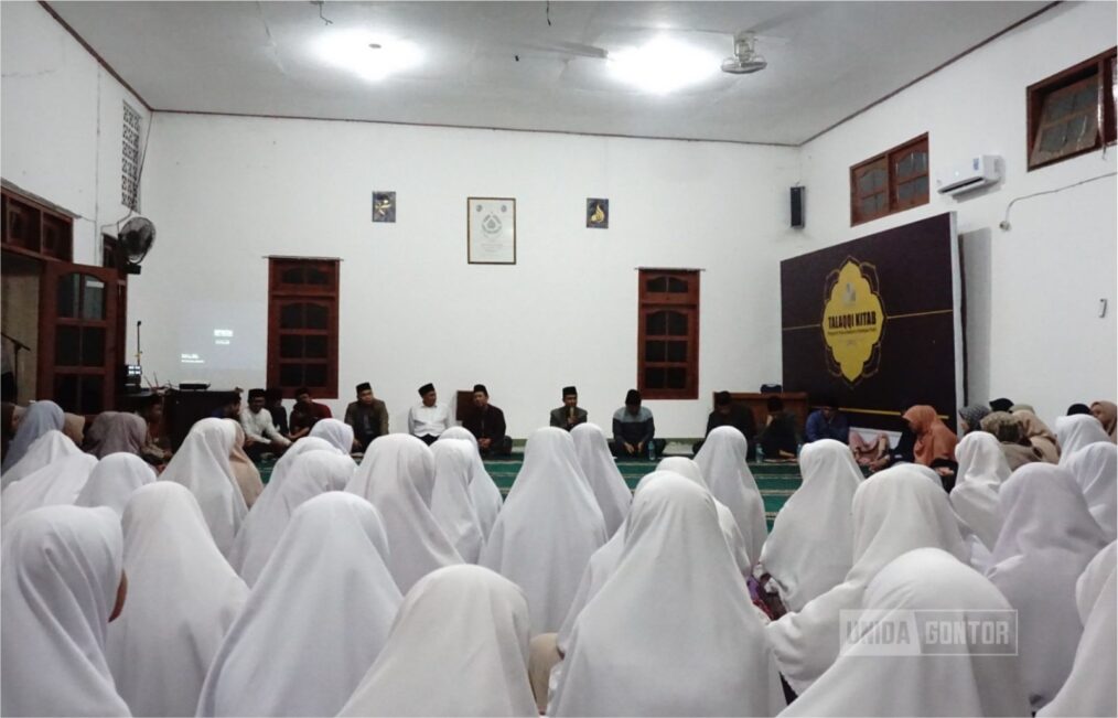 Mahasiswi Pascasarjana UNIDA Gontor Mantingan mengikuti rangkaian kegiatan Idul Adha 1446 H dengan semangat kebersamaan dan pengorbanan.