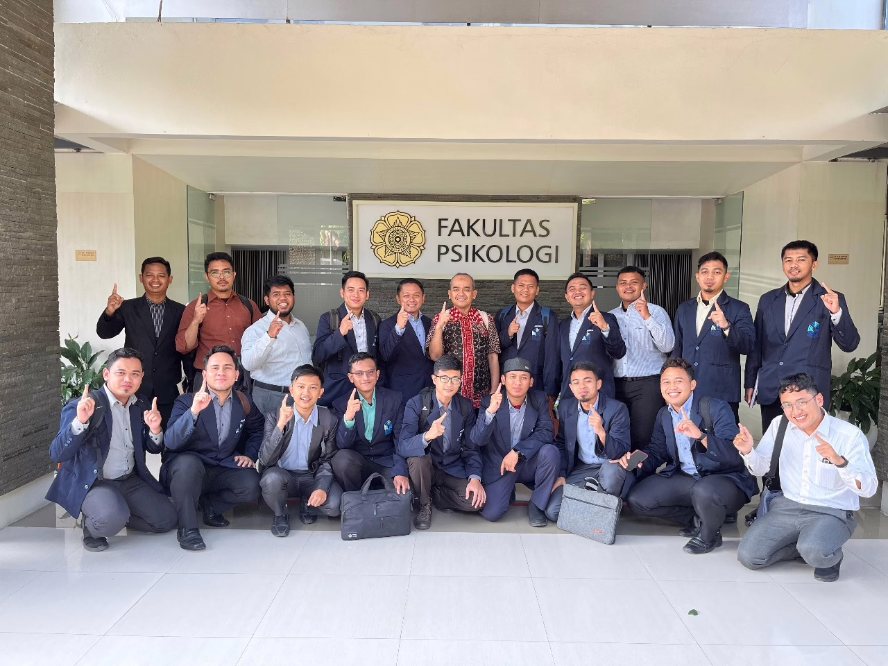 Prof. Dr. Bagus Riyono menyampaikan kuliah pakar Psikologi Islam di Fakultas Psikologi UGM; 28 mahasiswa Magister AFI UNIDA Gontor menyimak.