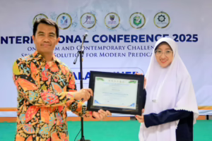 Anisah Maryam, mahasiswi Magister AFI UNIDA Gontor, menerima penghargaan Best Paper pada International Conference on Sufism and Contemporary Challenges di Kampus UNIDA Gontor, Ponorogo, 4 Oktober 2025.