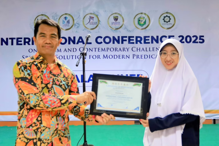 Anisah Maryam, mahasiswi Magister AFI UNIDA Gontor, menerima penghargaan Best Paper pada International Conference on Sufism and Contemporary Challenges di Kampus UNIDA Gontor, Ponorogo, 4 Oktober 2025.