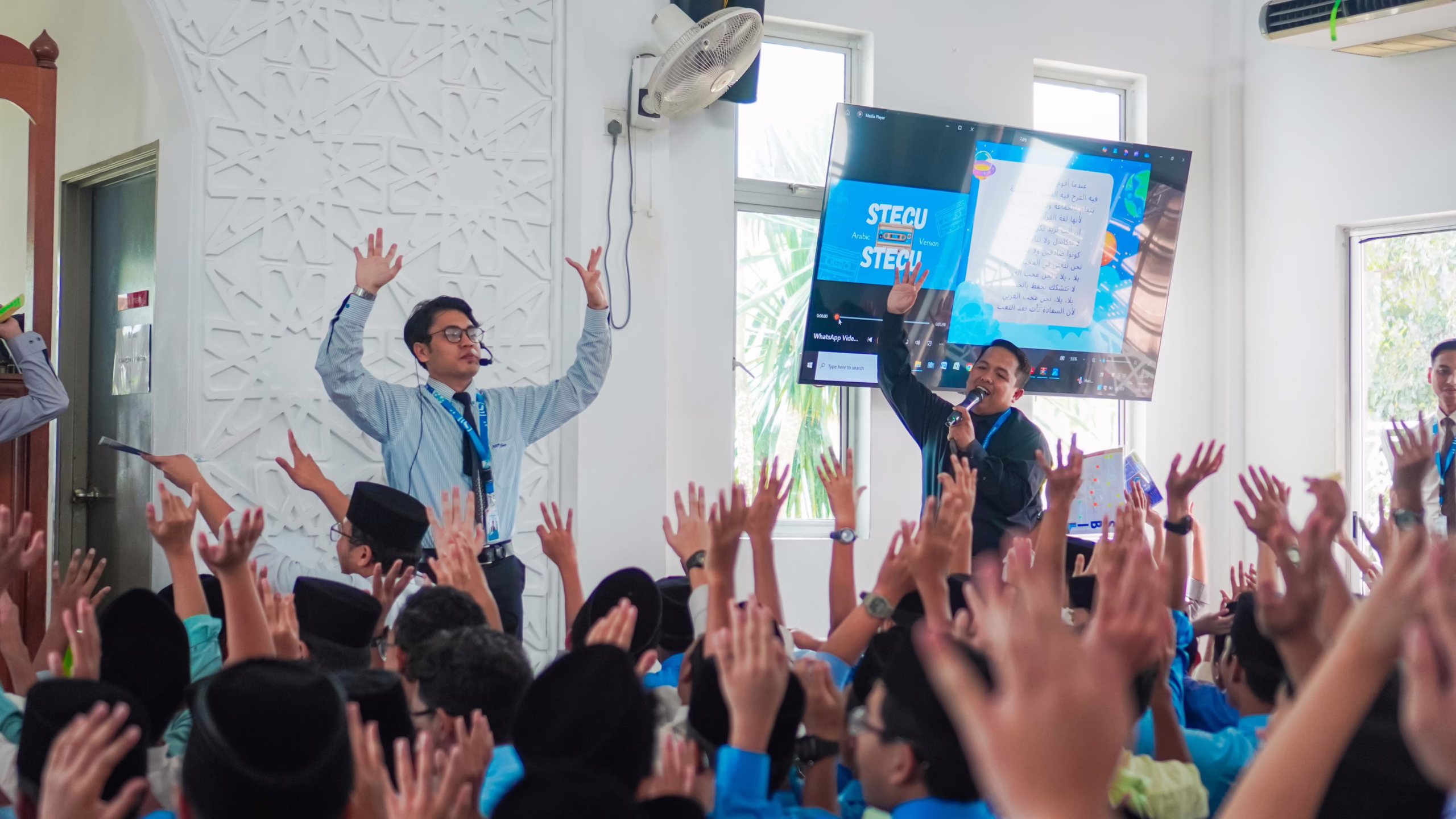 “Delegasi Magister AFI UNIDA Gontor membimbing siswa dalam sesi Mukhoyyam ‘Arabiy di SMP Bina Insan, Puchong, Malaysia, 2025.”