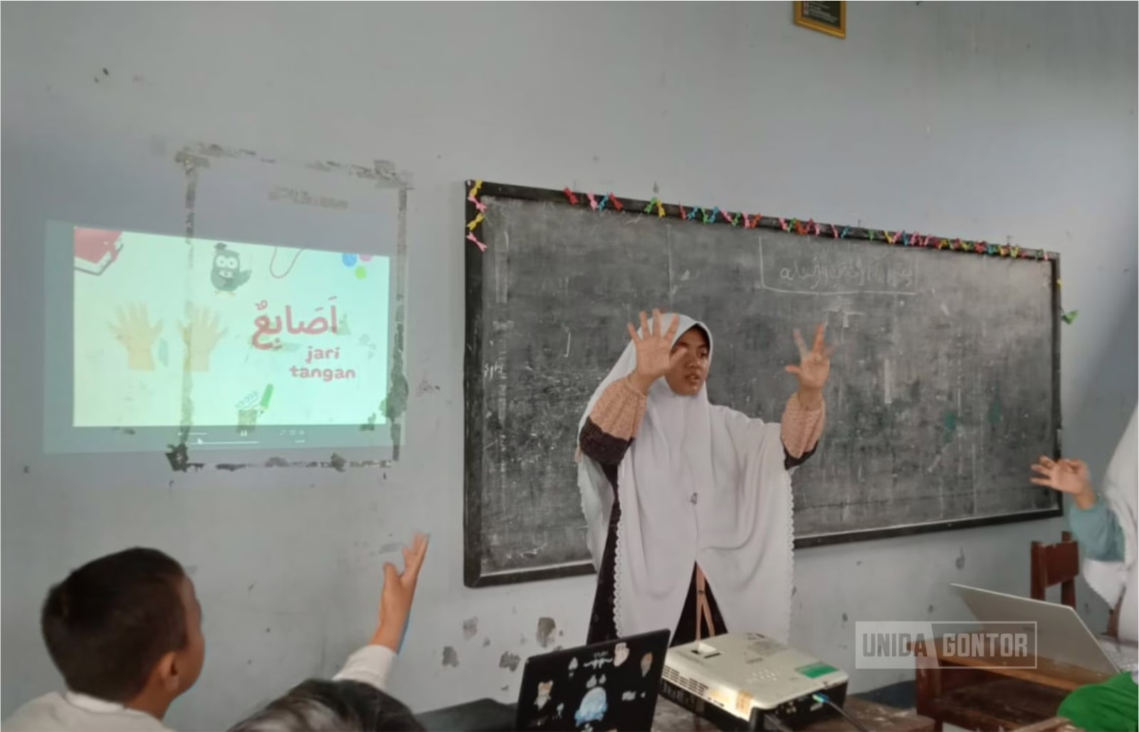 Mahasiswi PBA UNIDA Gontor memandu “fun learning” mufrodat untuk siswi kelas 5 MI Nurussalam; kegiatan mencakup media visual, lagu, gim bahasa, serta pre–post test.
