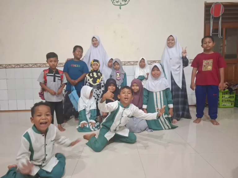 Anak-anak TPA Al-Makmur Dadung Mantingan Ngawi bermain game monopoli Siroh Nabawiyyah bersama tim Pengabdian Masyarakat Magister Pendidikan Bahasa Arab UNIDA Gontor.