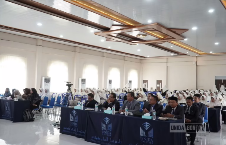 Mahasiswi semester akhir UNIDA Gontor Kelas C mengikuti sosialisasi peluang studi lanjut Pascasarjana di Aula Istanbul lantai 3.