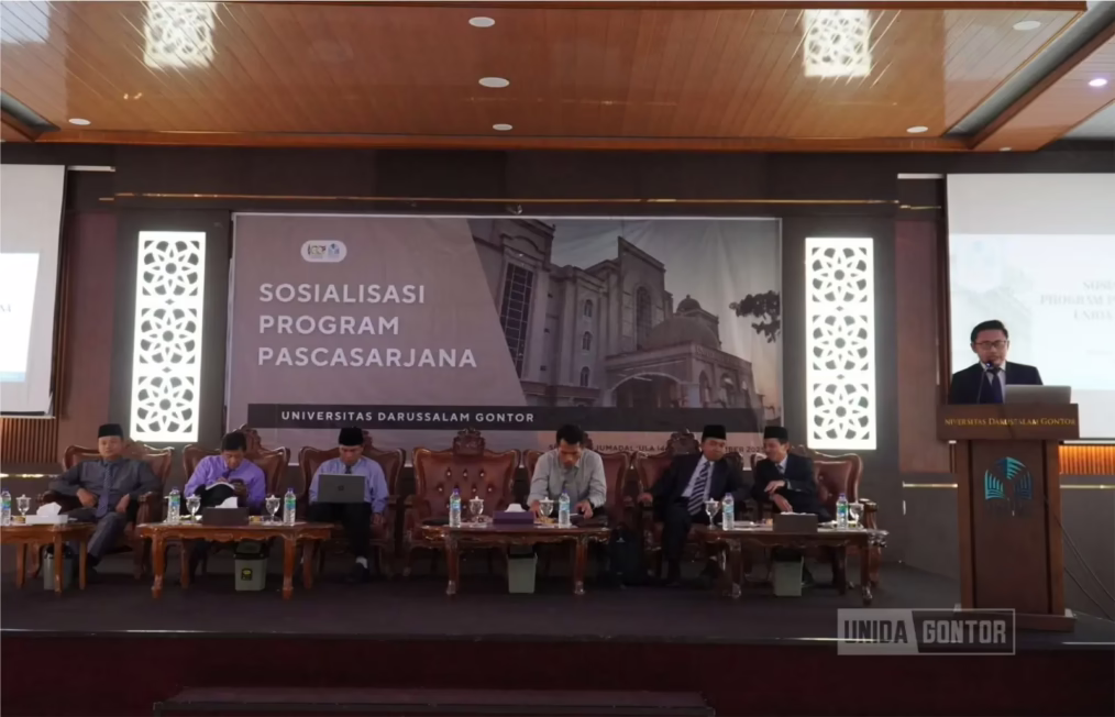 Mahasiswi semester akhir UNIDA Gontor Kelas C mengikuti sosialisasi peluang studi lanjut Pascasarjana di Aula Istanbul lantai 3.