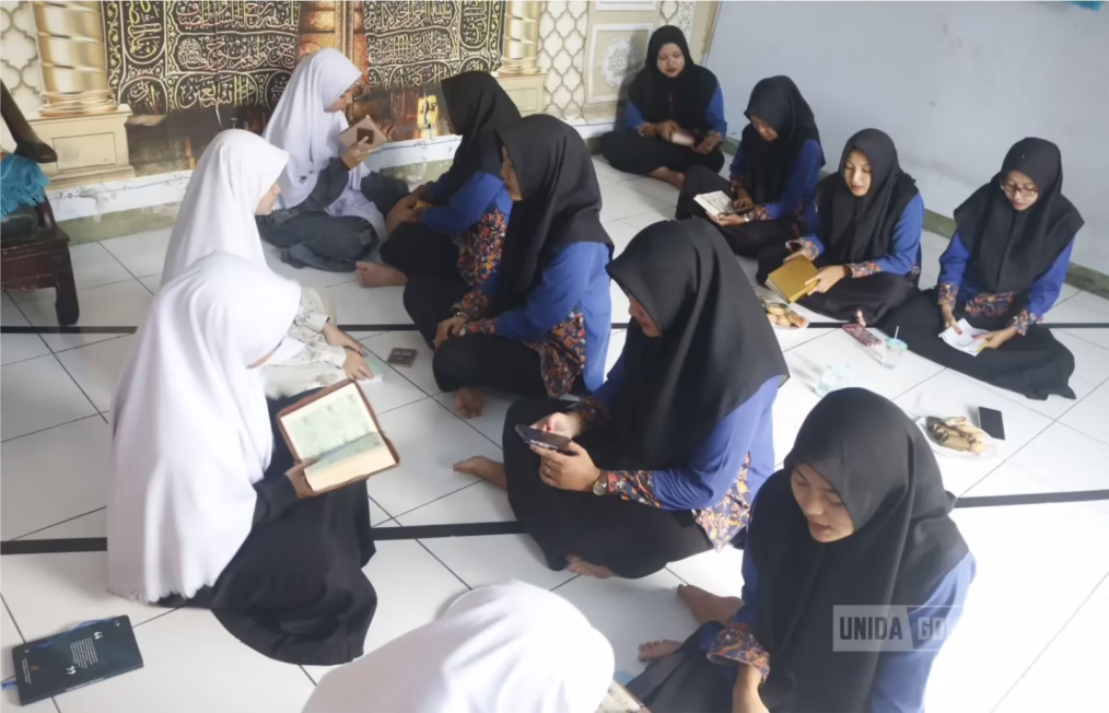 Mahasiswa Magister Aqidah dan Filsafat Islam UNIDA Gontor membina tahsinul qira’ah dan aqidah karyawan Roya Kantin dan Café di Ngawi.