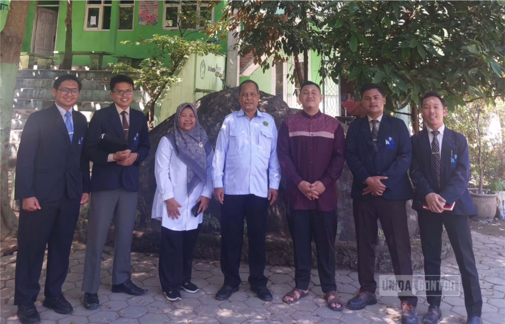 Tim PkM Pascasarjana UNIDA Gontor bersama siswa MTs Gintangan Banyuwangi dalam kegiatan penguatan sejarah keilmuan Islam dan Bahasa Arab.