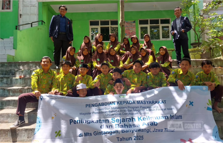 Tim PkM Pascasarjana UNIDA Gontor bersama siswa MTs Gintangan Banyuwangi dalam kegiatan penguatan sejarah keilmuan Islam dan Bahasa Arab.