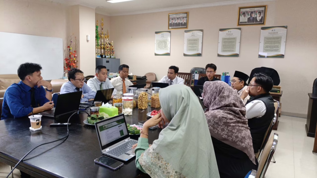 Workshop Penulisan Artikel Ilmiah Bereputasi MPAI UNIDA Gontor bersama pemateri Dr. Akhmad Sirojuddin dan peserta dosen-mahasiswa di kampus UNIDA Gontor.