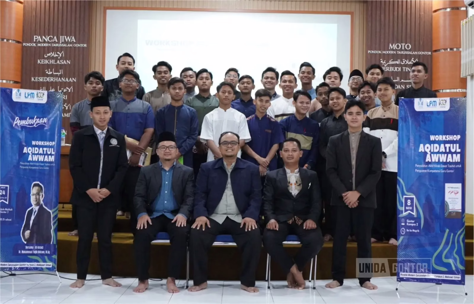 Dosen dan guru PMDG Kampus 2 mengikuti Workshop Aqidatul Awam Magister AFI UNIDA Gontor di aula pesantren.