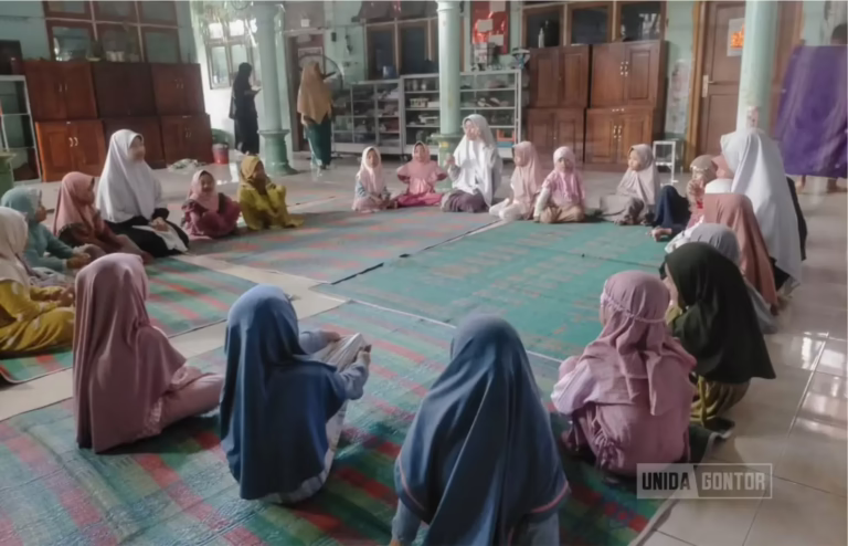Mahasiswa UNIDA Gontor mengajar kosakata bahasa Arab interaktif di TK PAS As-Saakinah Mantingan.