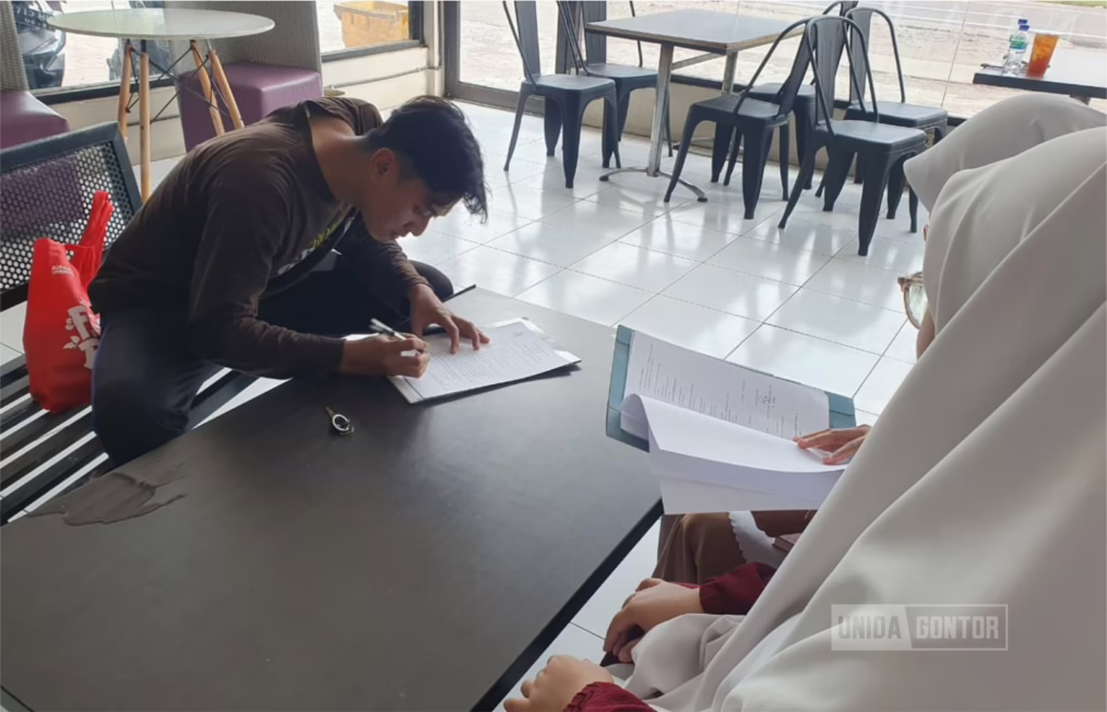 Pendampingan digital marketing oleh Pascasarjana UNIDA Gontor bagi karyawan Roya La Tansa Mart.