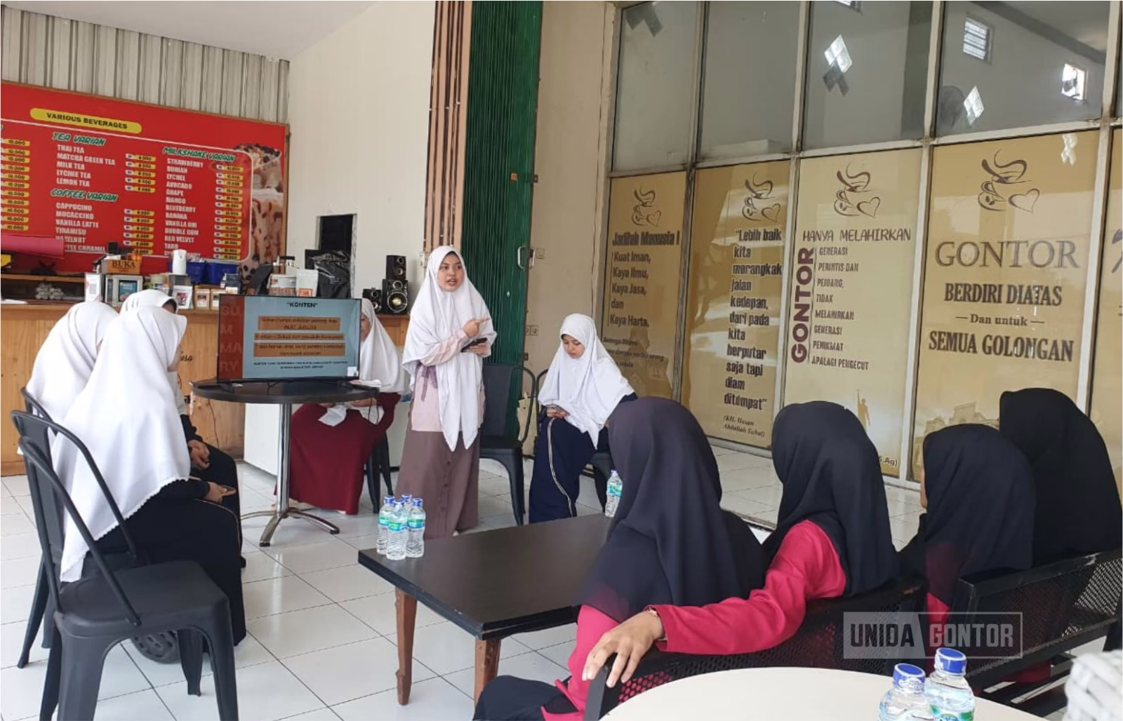 Pendampingan digital marketing oleh Pascasarjana UNIDA Gontor bagi karyawan Roya La Tansa Mart.