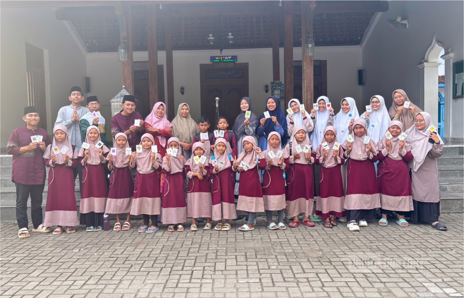 Mahasiswi Pascasarjana UNIDA Gontor mengajar kosakata bahasa Arab anak TPA Ar-Rahman menggunakan flashcard “Arabic Flash Advanture” di Jetis, Ponorogo.