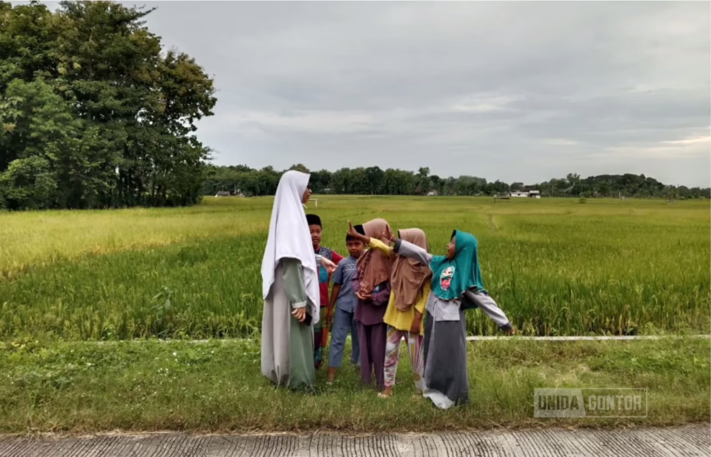 Tim PKM Magister Aqidah dan Filsafat Islam dampingi santri TPA Al-Husna tadabbur alam di Mantingan, Ngawi.