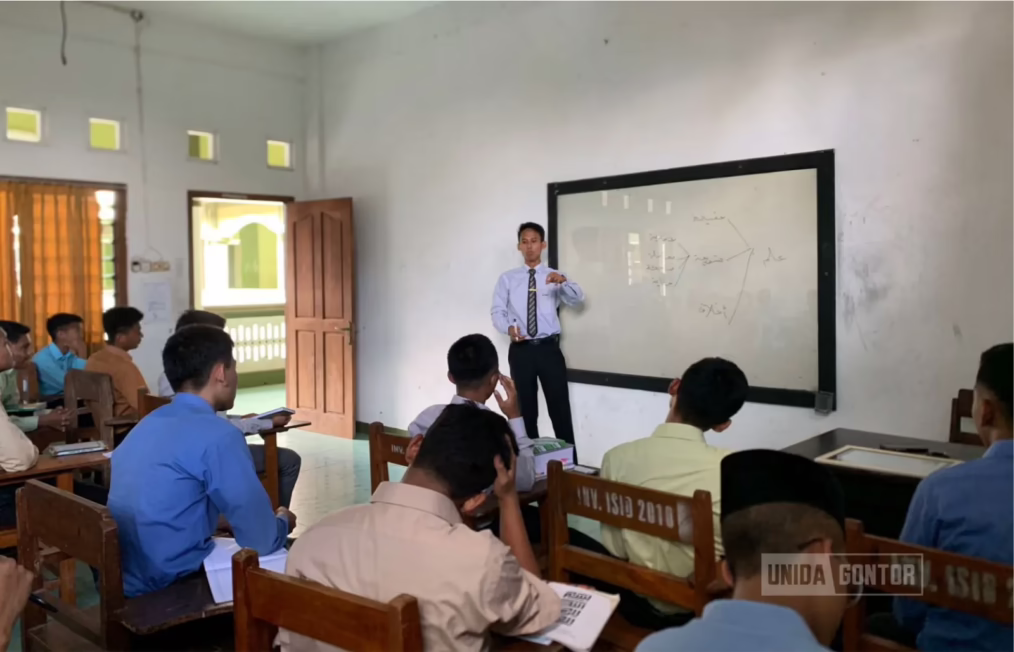 Tim PkM Pascasarjana UNIDA Gontor bersama pengurus OPPM usai sesi literasi akad fiqh muamalah maliyah.