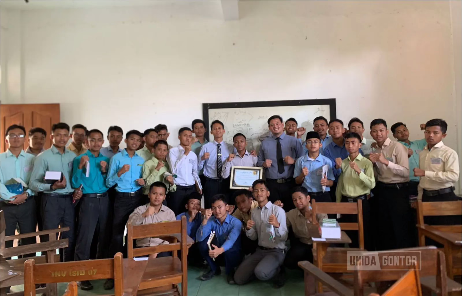 Tim PkM Pascasarjana UNIDA Gontor bersama pengurus OPPM usai sesi literasi akad fiqh muamalah maliyah.