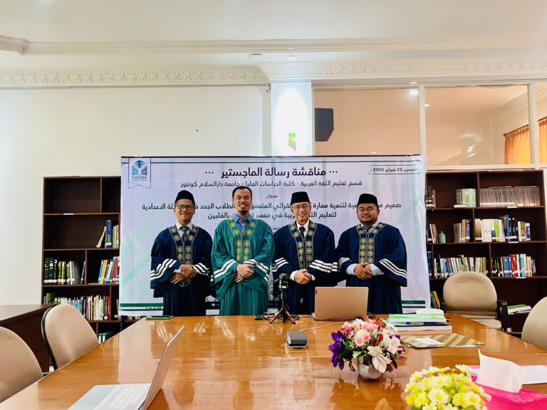 Mahasiswa Filipina NHADZER Hassan Alvarez menjalani sidang tesis MPBA Pascasarjana UNIDA Gontor di Ruang 103.