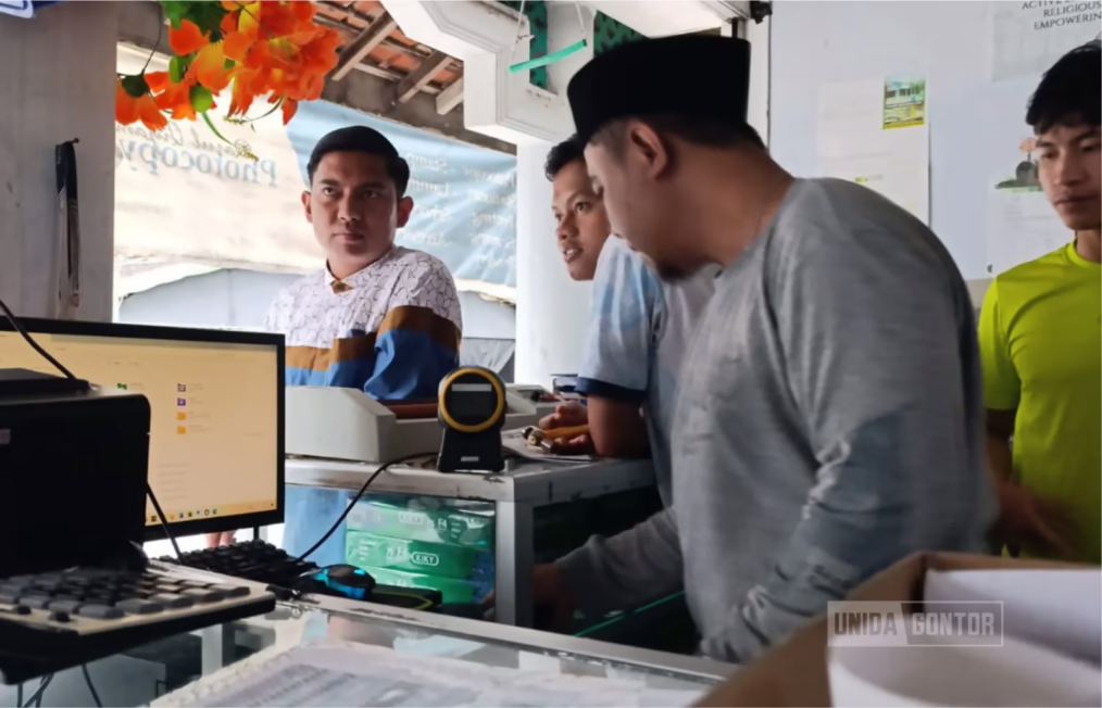 Tim Pascasarjana UNIDA Gontor bersama pengelola unit usaha PMDG Kampus 5 Magelang dalam program digitalisasi manajemen syariah.
