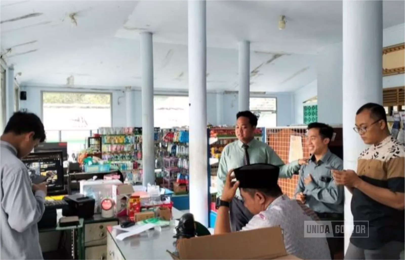 Tim Pascasarjana UNIDA Gontor bersama pengelola unit usaha PMDG Kampus 5 Magelang dalam program digitalisasi manajemen syariah.