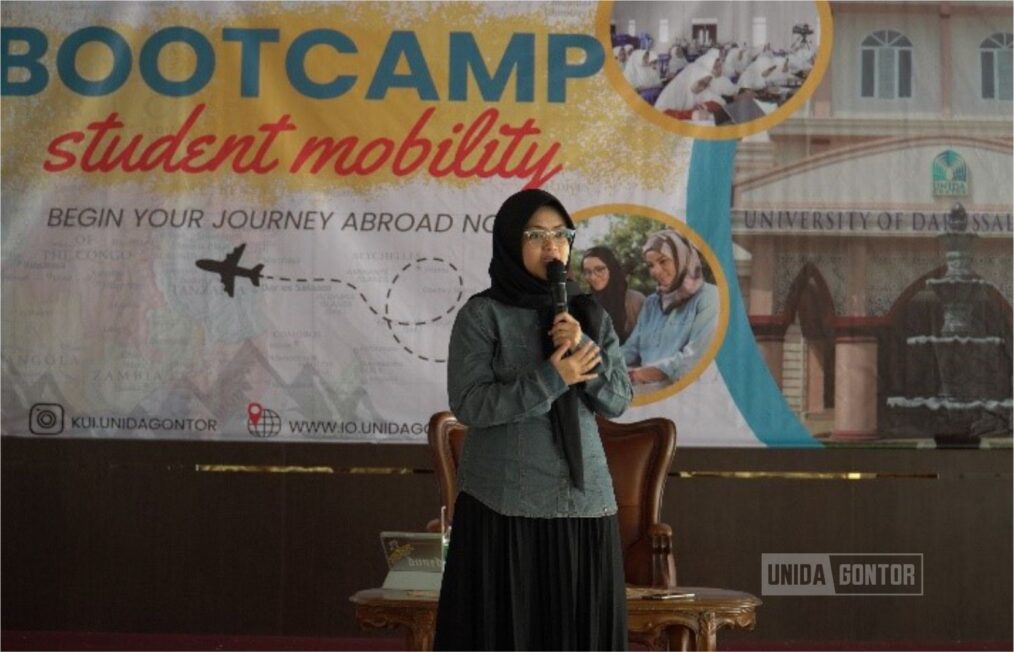 Peserta Bootcamp Student Mobility 3.0 sedang mengikuti pelatihan pembuatan CV dan motivation letter di Aula Istanbul Universitas Darussalam Gontor, dengan pembicara Al-Ustadz Faiz Rizki, M.Pd.