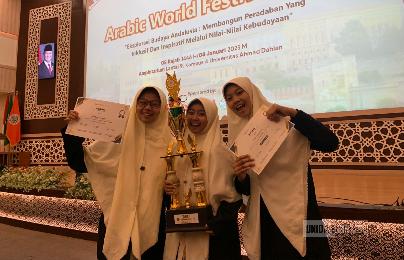 Tim Mahasiswi UNIDA Gontor Kelas C meraih Juara 1 Lomba Debat Bahasa Arab di Arabic World Festival 2025 di Universitas Ahmad Dahlan Yogyakarta.