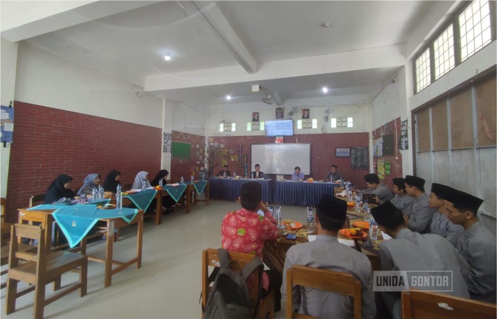 Foto kegiatan Bimbingan Teknis (BIMTEK) Kepesantrenan di Pondok Tahfidz Alam Qur'an Winong, Ponorogo, dengan narasumber dari UNIDA Gontor sedang memberikan materi kepada 27 ustadz dan ustadzah.