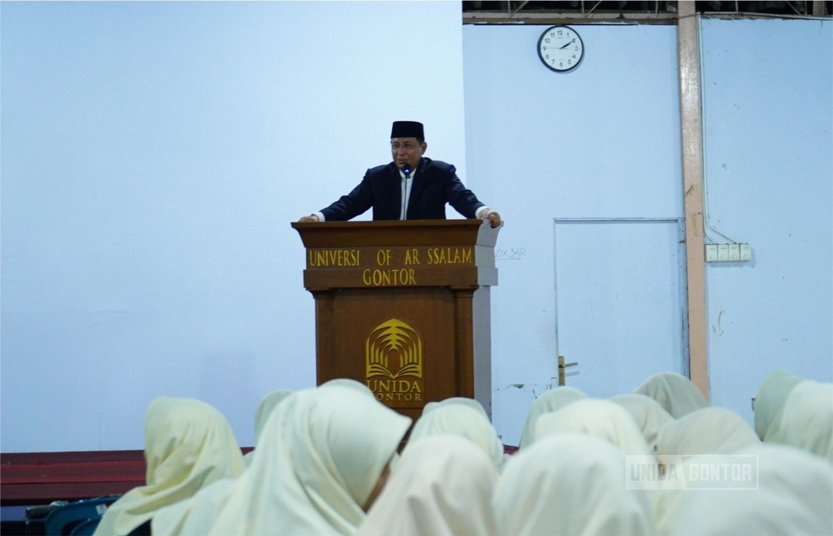 Peserta Latihan Dasar Kepemimpinan 2024 Universitas Darussalam Gontor Kelas C sedang mengikuti permainan outbound dalam suasana penuh semangat, dengan aktivitas seperti senam pagi, permainan kelompok, dan river tubing.