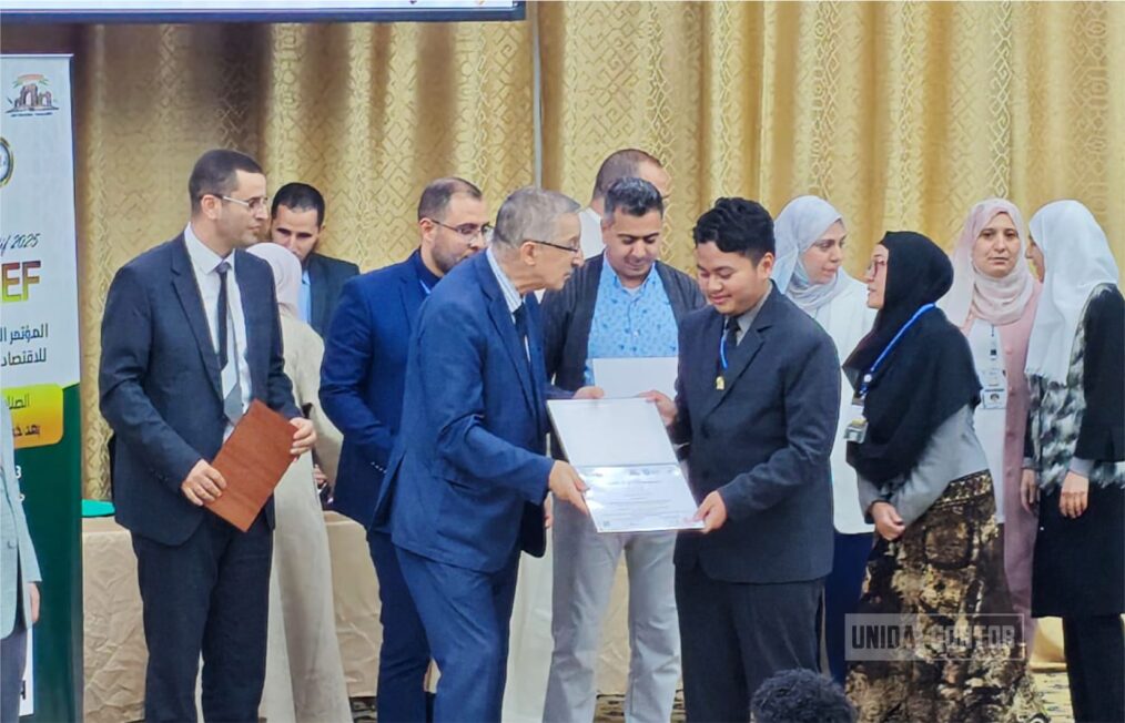 Mahasiswa PMH UNIDA Gontor, Akmal Hidayah, mempresentasikan hasil penelitiannya dalam 16th International Conference on Islamic Economics and Finance di Setif, Aljazair.