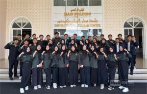 Mahasiswa UNIDA Gontor dan UMPO berdiskusi dalam kegiatan studi banding di ruang Peradilan Semu UMPO.