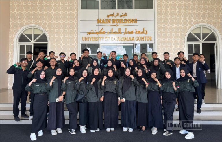Mahasiswa UNIDA Gontor dan UMPO berdiskusi dalam kegiatan studi banding di ruang Peradilan Semu UMPO.