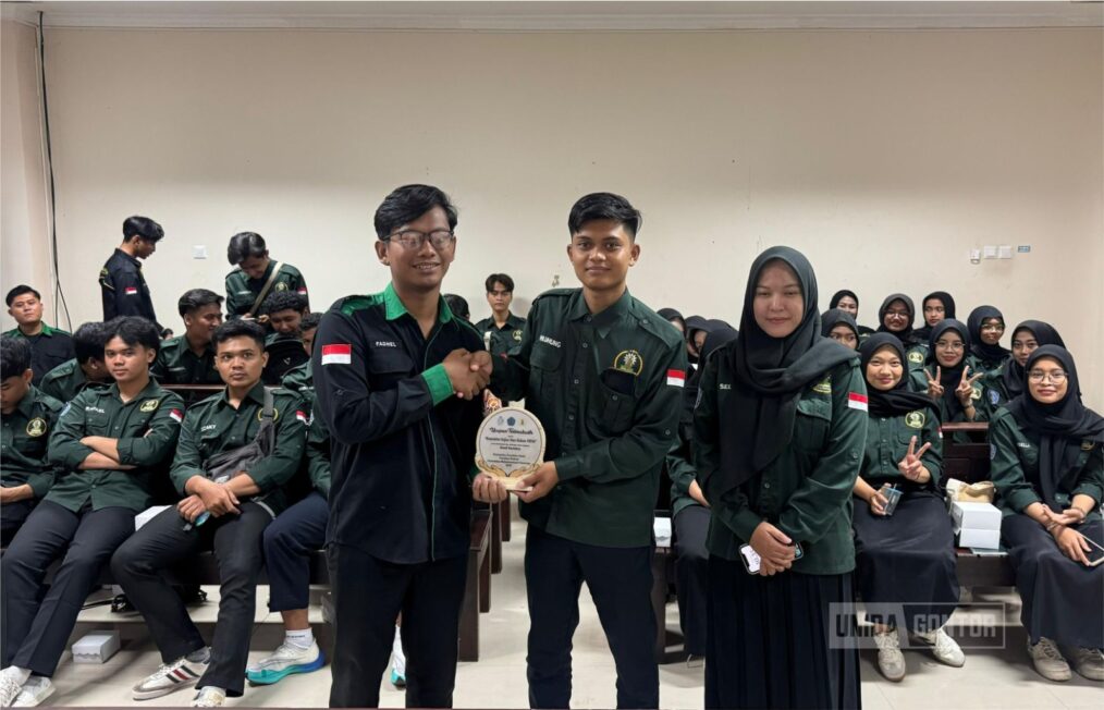 Mahasiswa UNIDA Gontor dan UMPO berdiskusi dalam kegiatan studi banding di ruang Peradilan Semu UMPO.