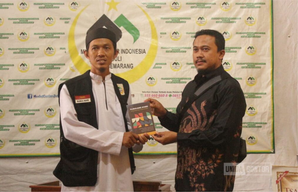 Mahasiswa SAA UNIDA Gontor sedang berdiskusi dengan Ustadz Agus Triyanto di Mualaf Center Semarang dalam rangkaian Studi Akademik, 17 Desember 2024.