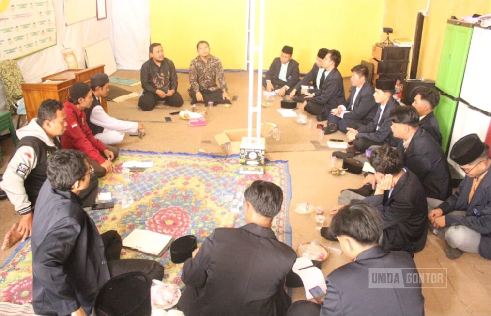 Mahasiswa SAA UNIDA Gontor sedang berdiskusi dengan Ustadz Agus Triyanto di Mualaf Center Semarang dalam rangkaian Studi Akademik, 17 Desember 2024.