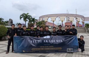 Mahasiswa Prodi Studi Agama-Agama UNIDA Gontor sedang berfoto bersama di depan Masjid Agung Jawa Tengah, Semarang. Tampak suasana perpustakaan Kota Semarang dengan mahasiswa yang sedang membaca koleksi buku langka. Ketua FKUB Semarang, Drs. KH. Mustam Aji MM, menyampaikan pemaparan tentang toleransi beragama kepada peserta Studi Akademik.