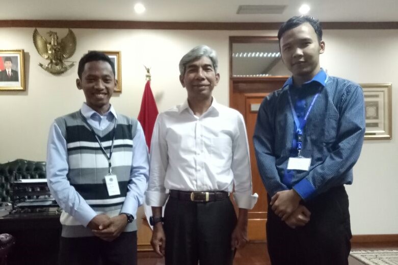 2 Mahasiswa HI UNIDA Gontor mengadakan Pertemuan Konsultatif dengan Wakil Menteri Luar Negeri RI A.M Fachir.