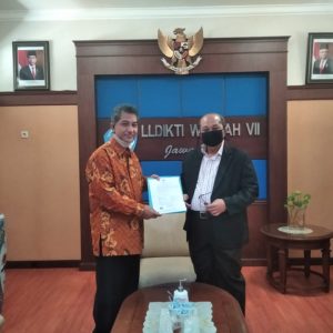 Penyerahan Surat Keputusan Guru Besar Prof. Dr. K.H. Hamid Fahmy Zarkasyi, M.A.Ed., M.Phil. Oleh LLDIKTI Wilayah VII Surabaya
