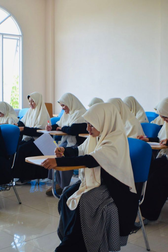Mahasiswi UNIDA Gontor Kelas C Laksanakan Ujian Saturday Islamization Forum (SIF) untuk Tingkatkan Pemahaman Islamisasi Ilmu Pengetahuan