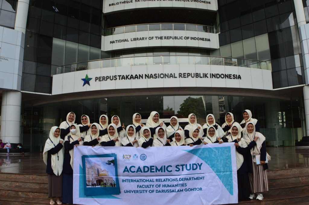 Menggali Wawasan Global dan Keislaman: Studi Akademik Mahasiswi HI UNIDA Gontor di Perpusnas dan INSISTS