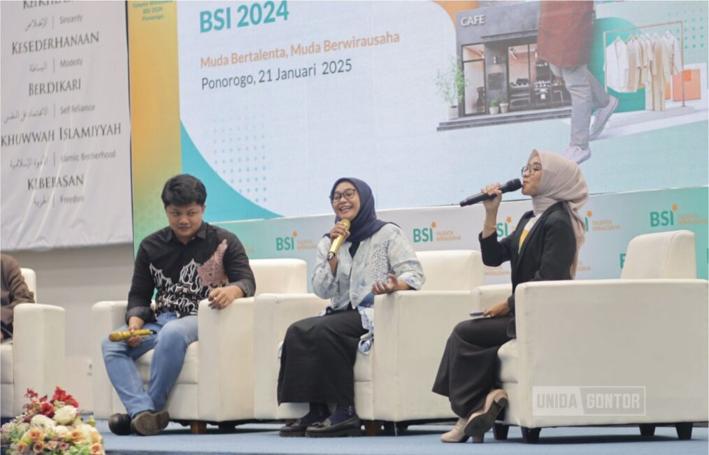 Suasana Onboarding Talenta Wirausaha BSI 2024 di Hall UNIDA Gontor, Ponorogo, dengan narasumber dari BSI, HIPMI, dan UMKM syariah.