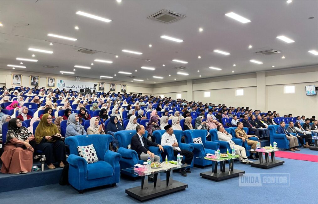 Suasana Onboarding Talenta Wirausaha BSI 2024 di Hall UNIDA Gontor, Ponorogo, dengan narasumber dari BSI, HIPMI, dan UMKM syariah.